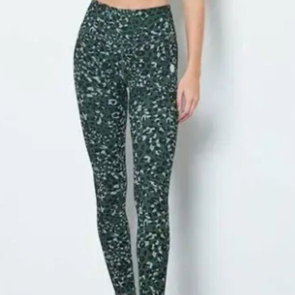 NEW Cream Yoga Green Cheetah Set - Picture 6 of 6